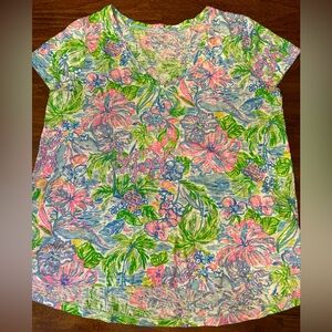 Lilly Pulitzer Etta V Neck Tshirt . Lilly Loves Hawaii.